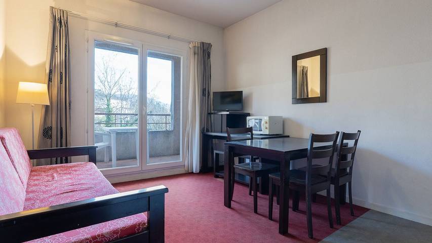 Appartement de vacances pour 2 personnes, avec piscine et jardin à Grasse