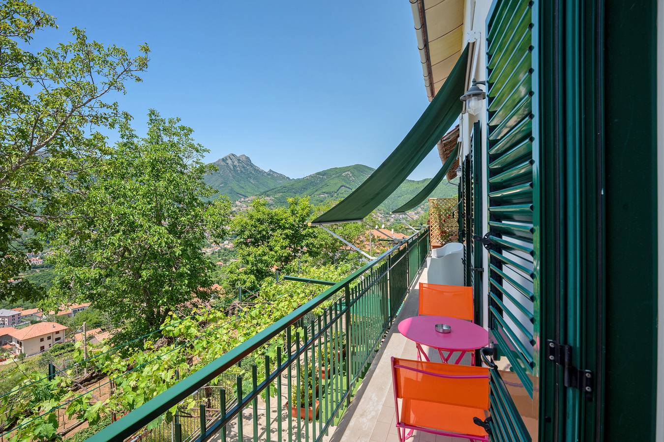 Ganze Wohnung, Ferienwohnung 'Bella Veduta Sole' mit Balkon, Blick auf das Meer und die Berge in Pianillo, Agerola