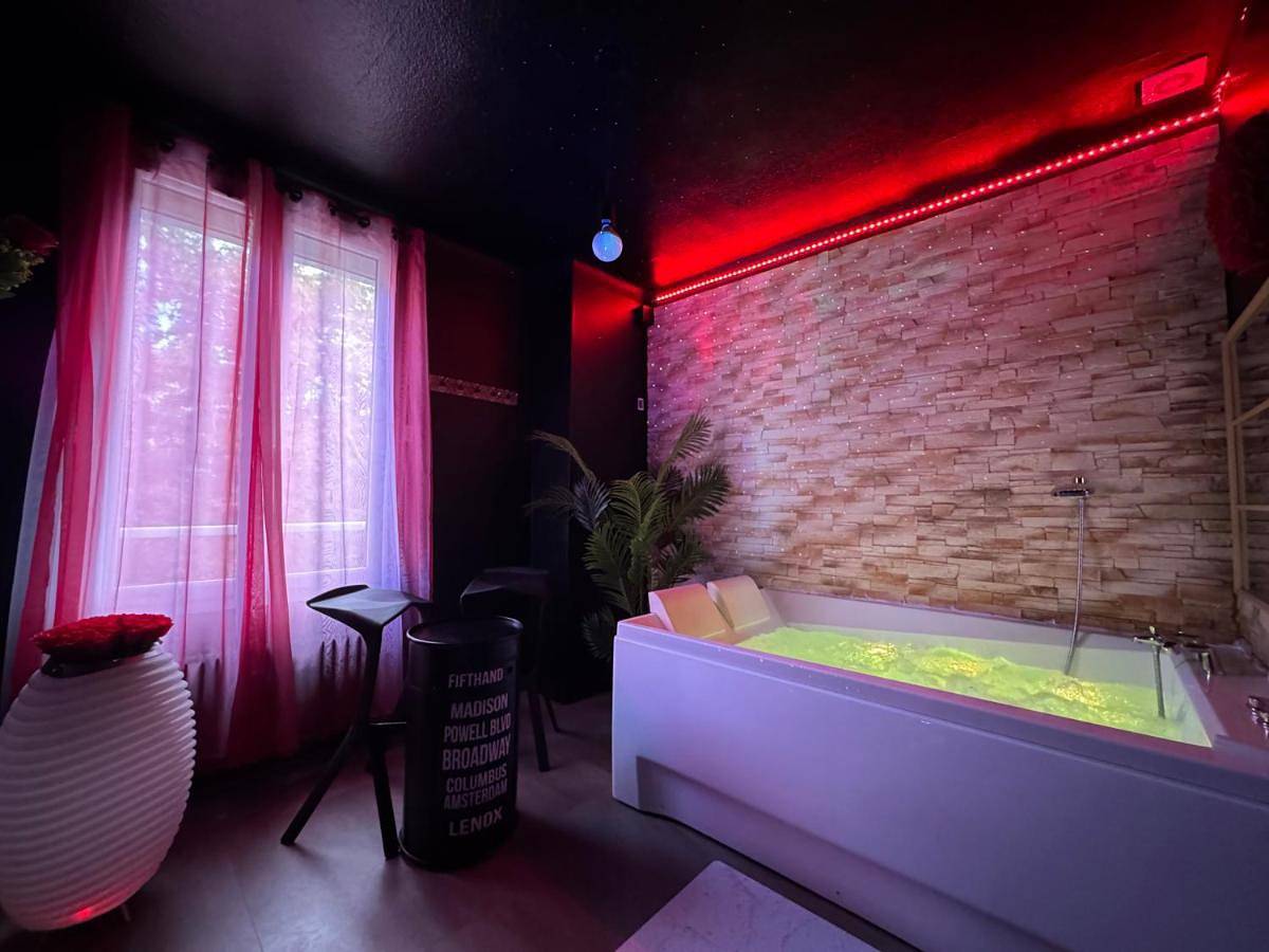 Appartement entier, Love Room Adulte Only in Chamalières, Parc naturel régional des Volcans d'Auvergne