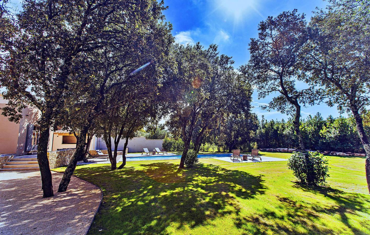 Luxuriöse Wohnung mit Pool und Parkplatz, 1,5 km von Saint-Siffret entfernt in Saint-Siffret, Nimes und Umgebung