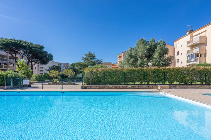 Ferienwohnung für 4 Personen, mit Balkon und Garten sowie Kinderpool