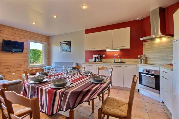 Gîte pour 6 personnes, avec terrasse ainsi que jardin et piscine à Paimpol - 4