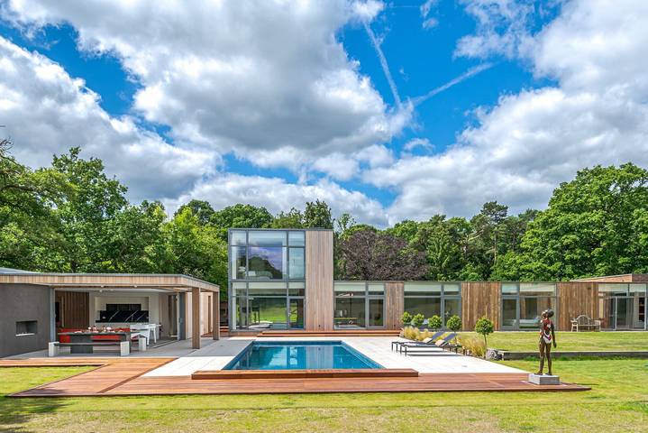 Holiday rental for 12 people, with terrace and garden as well as hot tub and sauna, with pets in Surrey Hills