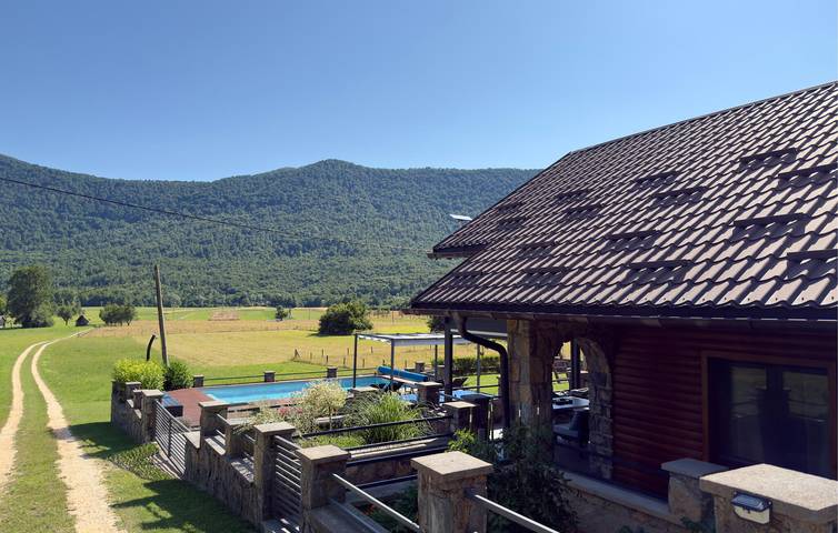 Charmante 2-Zimmer-Wohnung mit Terrasse, Grill und WLAN in der Nähe des Flusses Bužimnica in Gospitsch, Lika-Senj