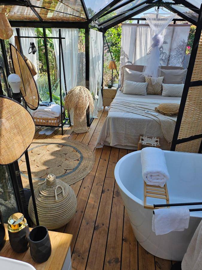 Tente pour 2 personnes, avec jacuzzi et jardin, animaux acceptés en Corse