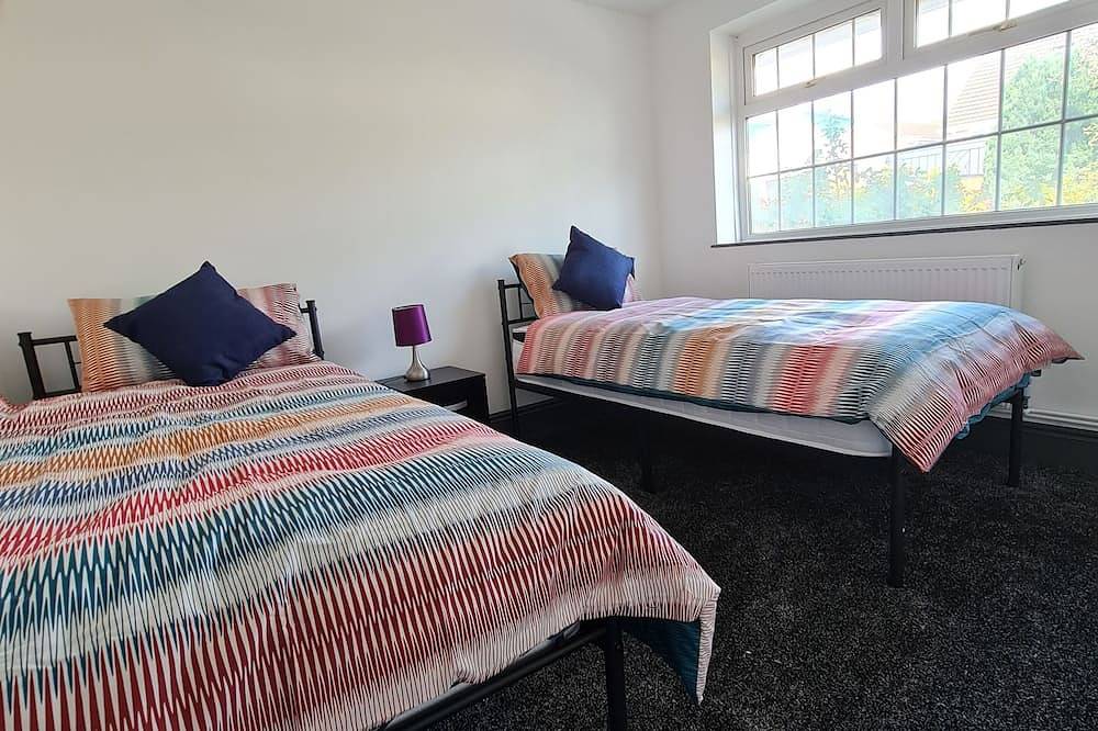 2 Bed bungalow in Bristol in Bitton, Cotswolds
