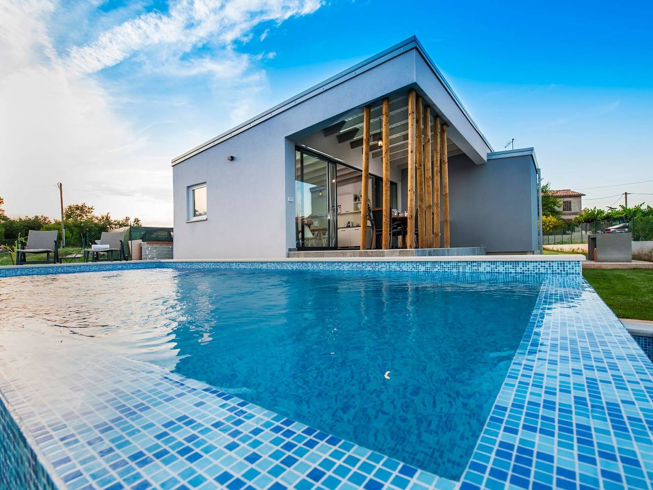 Vollständig freistehende Designervilla mit Infinity-Pool in Marčana, Südküste Istrien
