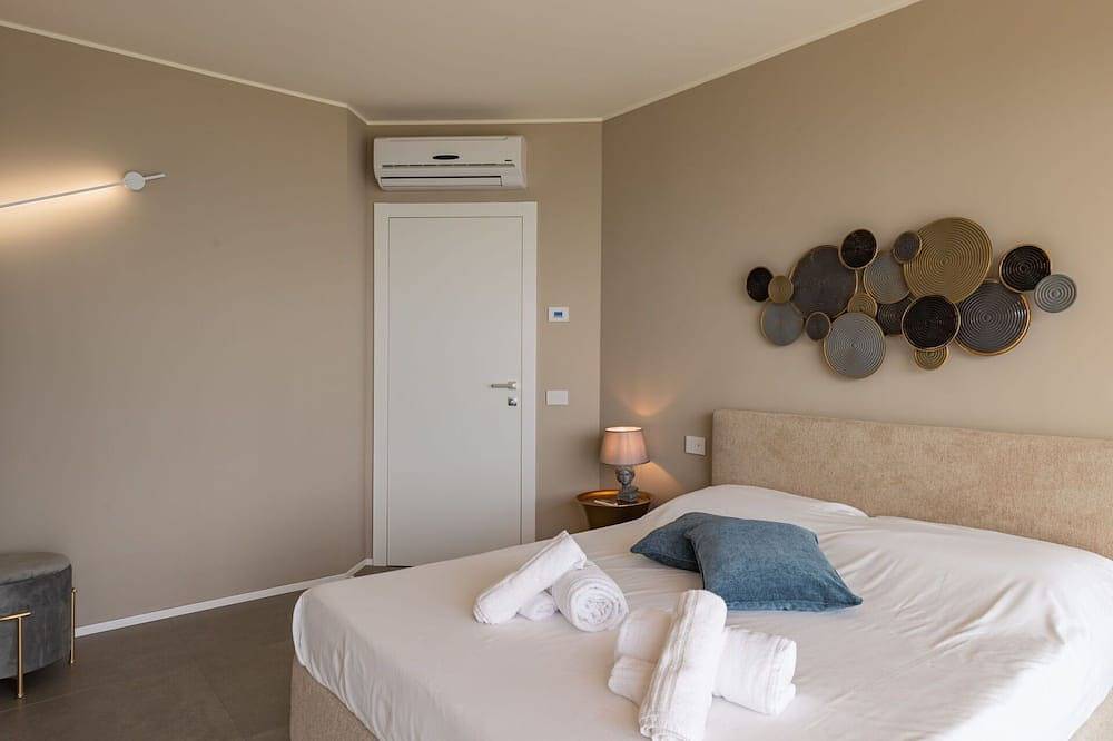 Schönes alleinstehendes Ferienhaus mit Whirlpool,  W-Lan, privatem Pool, Tv und Innenhof in Riva di Solto, Gemeinde Riva di Solto