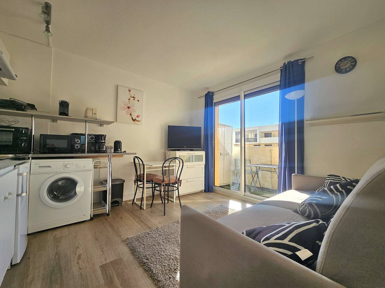 Entire studio, Bright Studio with Balcony, 2-Star Rating, South Facing in Balaruc-les-Bains in Balaruc-les-Bains, Côte d'Améthyste