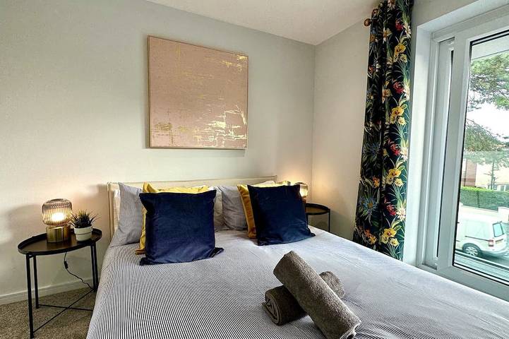 Brand New 4 Bedroom House -Sleeps 9 - Free Parking in Poole, Poole Harbour