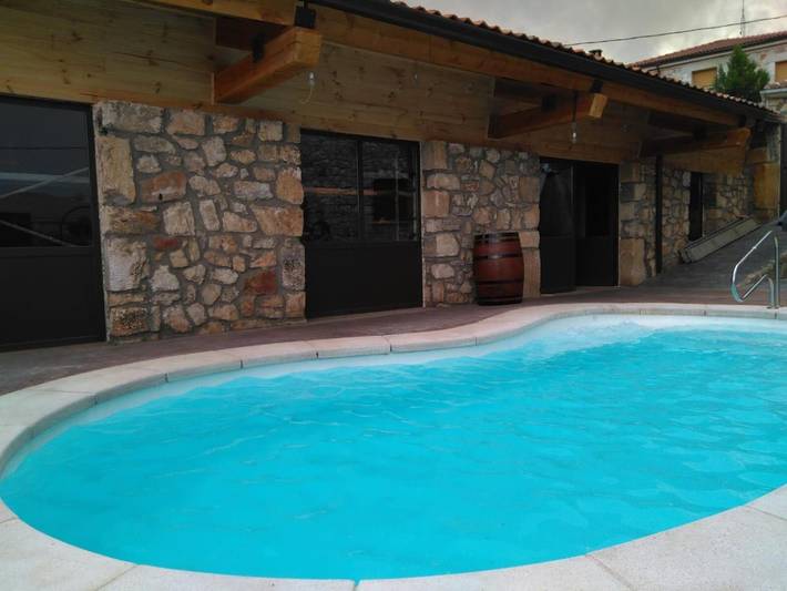 Casa rural con piscina para 28 personas, con jacuzzi y jardín, Se admiten mascotas en Provincia de Segovia