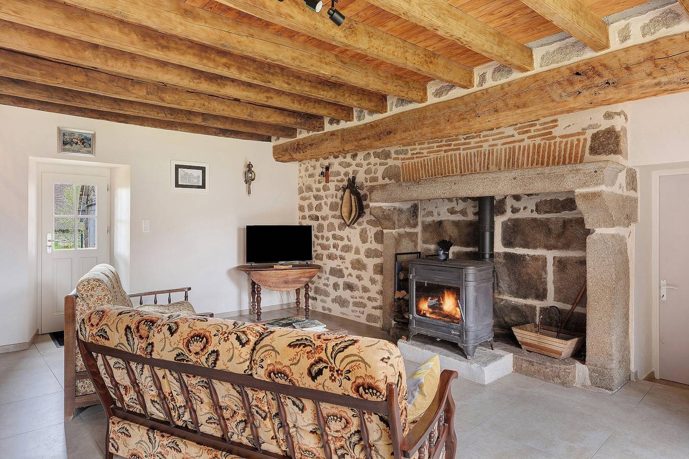 Casa Vacacional 'Gite Village De La Pierre De Masgot' con Terraza, Jardín Privado y Wi-Fi in Fransèches, Región de Aubusson