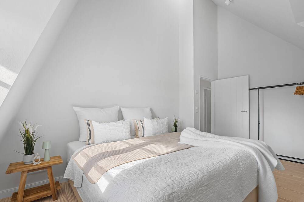 Reetcottage - Alleinlage, großer Garten, Kaminofen, 2 Duschbäder, 2 Stellplätze in Dörphof, Rendsburg-Eckernförde