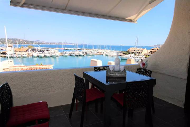 Gîte pour 6 personnes, avec terrasse ainsi que piscine et vue, animaux acceptés à Cogolin