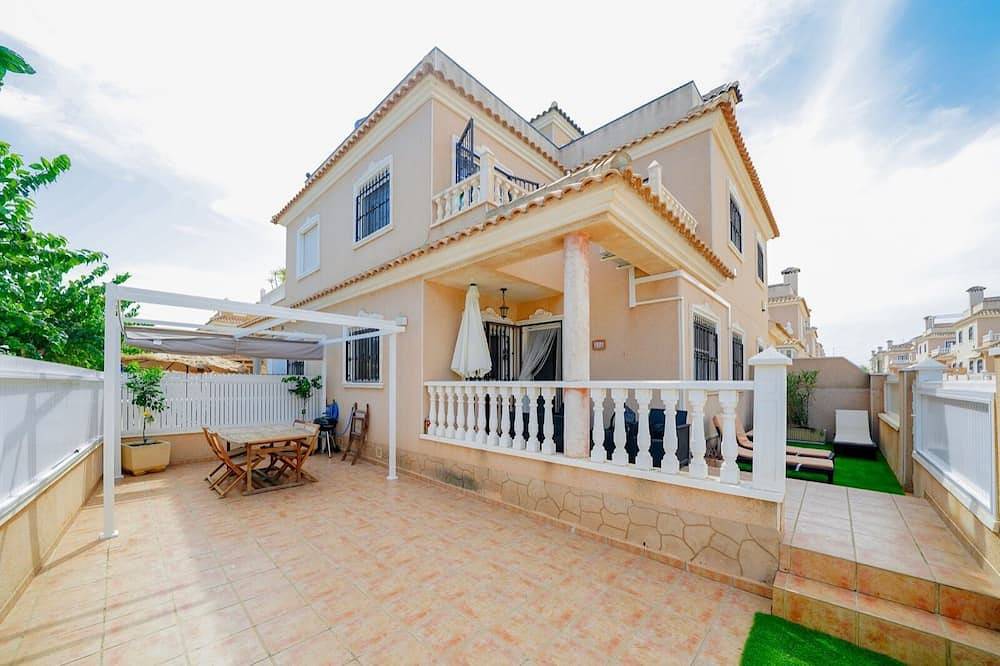 Beautiful house with terrace, swimming pool, located 700 m from the sea (6 pers) in Torre de la Horadada, Pilar de la Horadada