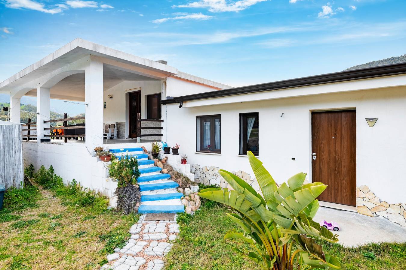 Casa vacacional 'Casa I Ginepri' con vistas a la montaña, jardín y Wi-Fi in Cardedu, Provincia de Ogliastra