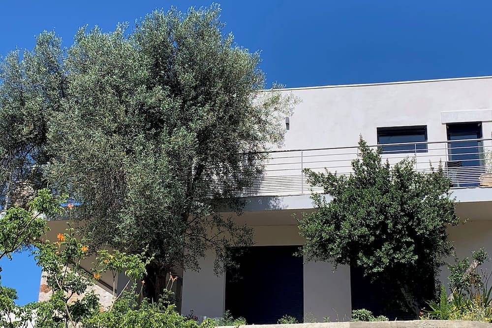 La Maison Rose - 3 étoiles Rez de jardin villa grand 4 pièces - 500m plage. in Cavalière, Le Lavandou