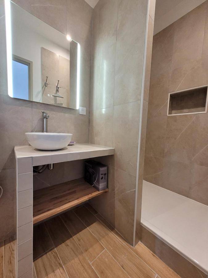 Location de vacances pour 2 personnes, avec vue ainsi que jardin et piscine à Solérieux - 4