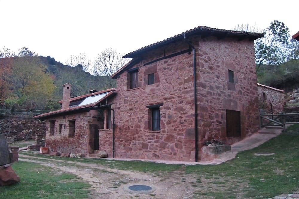 Beautiful house to disconnect, lonely and idyllic place, lots of peace and silence in Ezcaray, La Rioja Province