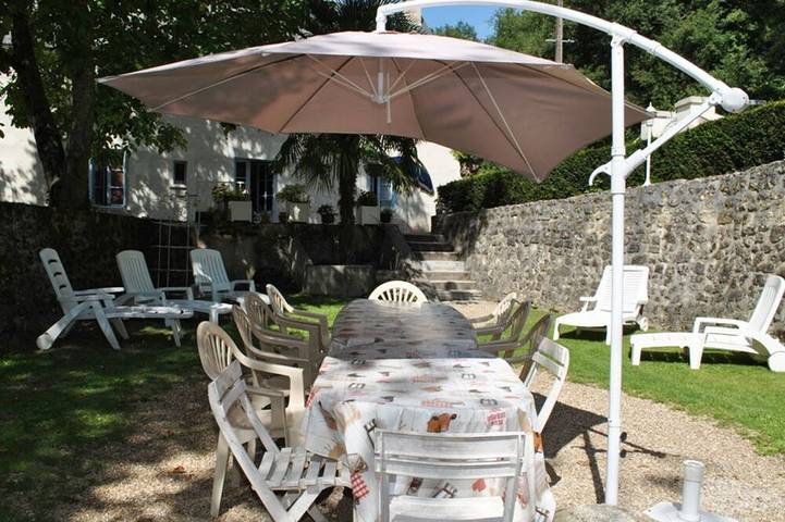 Gîte pour 10 personnes, avec terrasse et jardin