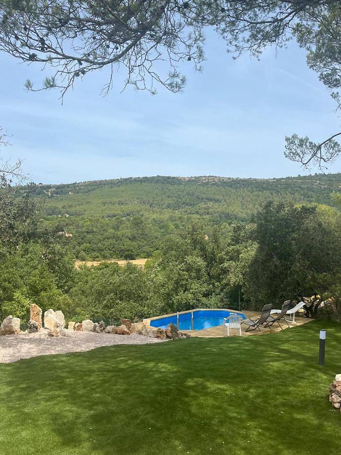 Location de vacances pour 6 personnes, avec piscine ainsi que vue et jardin, animaux acceptés à Sainte-Anastasie-sur-Issole - 2
