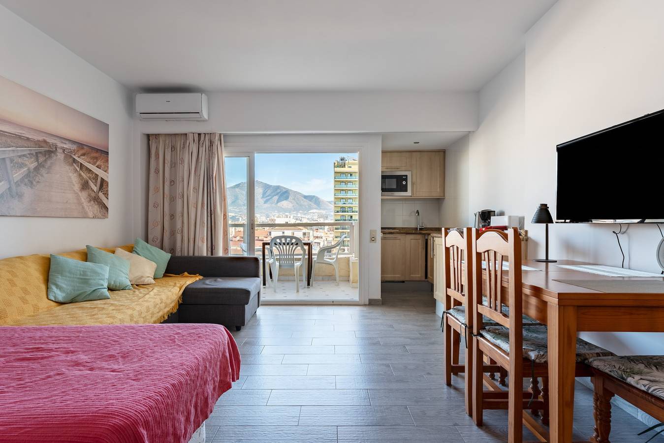 Entire studio, Pyr Studio Apartment with Sea View, Mountain View, Pool, Wi-Fi, A/C & Terrace in Fuengirola Centre, Fuengirola