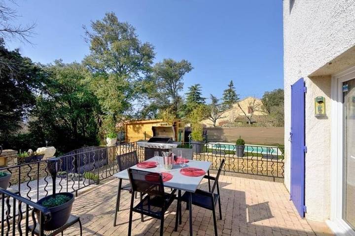 Location de vacances pour 6 personnes, avec jardin ainsi que vue et piscine, animaux acceptés à Flaux