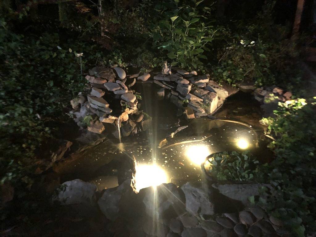 Ganze Wohnung, Luxurious Private Studio Get-away w/ Hot Tub, Koi Pond & Fire Pit! in Acworth, Cobb County