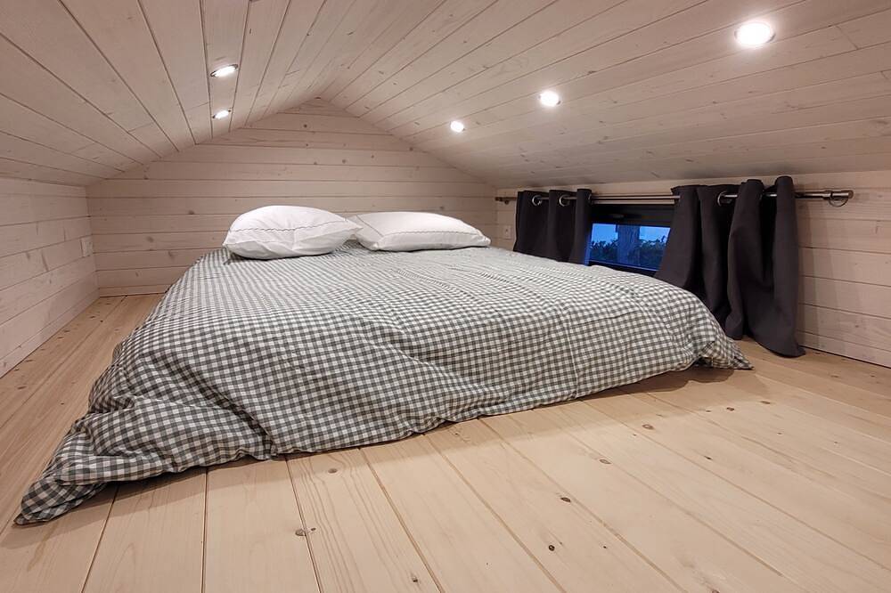 The Tiny House at Le Haras, with Jacuzzi in Avrillé, Angers region