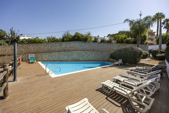 Gîte pour 4 personnes, avec piscine et balcon, adapté aux familles dans Olhos de Água - 2