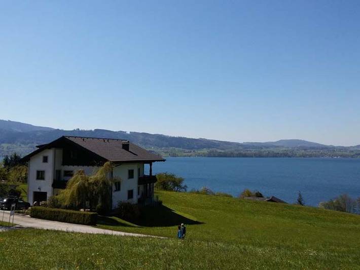 Ferienwohnung für 4 Personen, mit Balkon und Terrasse sowie Garten und Seeblick am Attersee