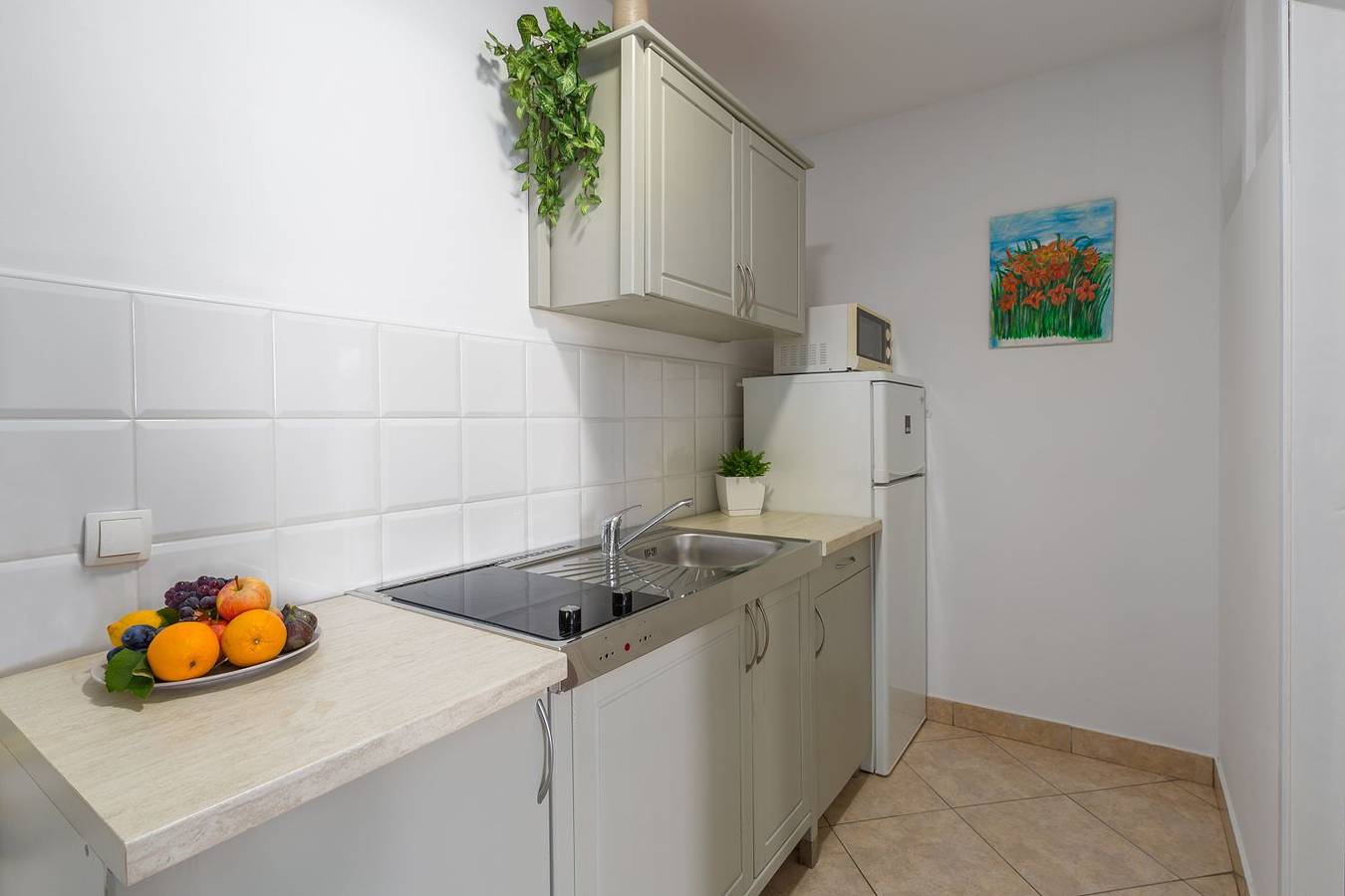 Ganze Wohnung, Idyllisches Apartment nur 600 Meter zum Strand mit privater Terrasse, Wifi, Parkplatz in Poreč, Grad Poreč