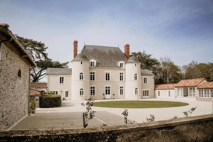 Location de vacances pour 2 personnes, avec Terrasse et Jacuzzi ainsi que Jardin et Piscine à La Chapelle-Basse-Mer