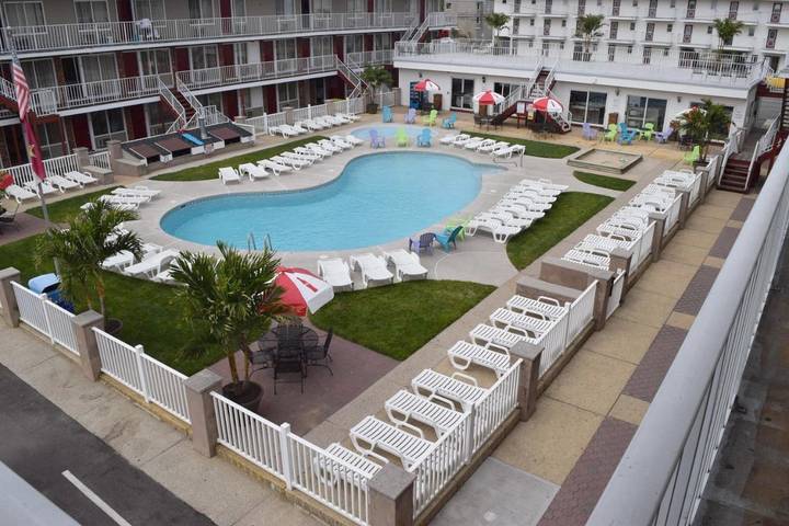 Hotel voor 6 personen, with terras and zwembad as well as tuin - 1