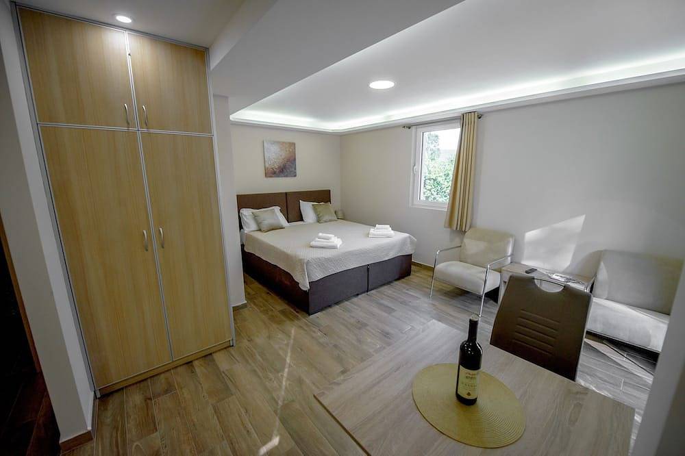 Haus mit vier Wohnungen in Opština Budva