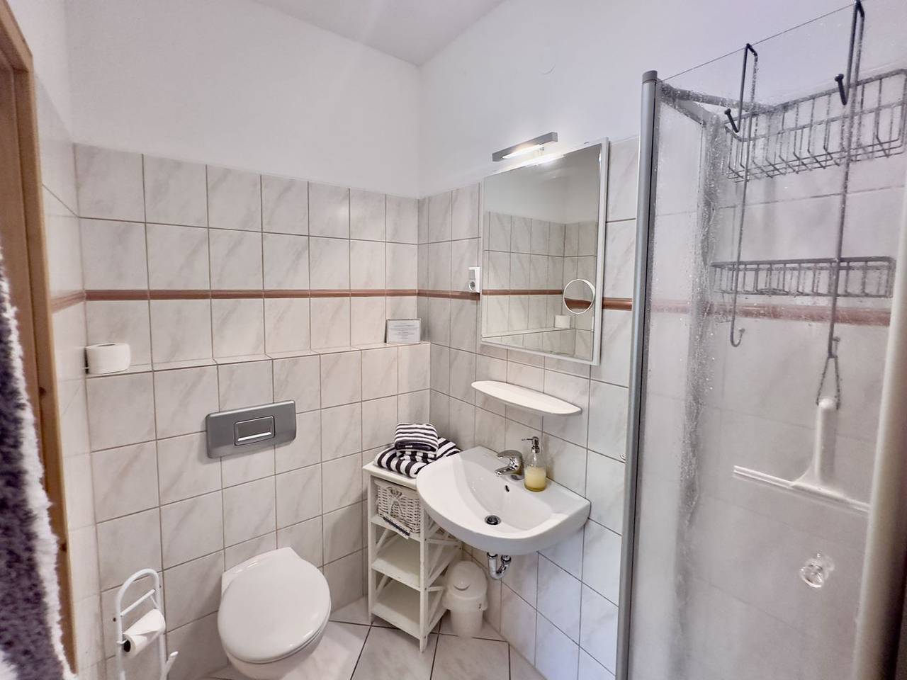 Ganze Wohnung, Wunderschöner Gulfhof:45qm Apartment Lütt Stuuv für 3 Personen,Terrasse & Garten in Altharlingersiel, Landkreis Wittmund
