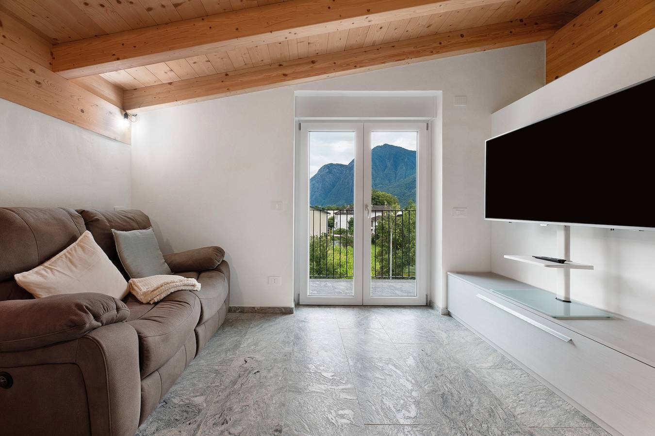 Ganze Wohnung, Apartment 'Mansarda' mit Bergblick, Wlan und Klimaanlage in San Cassiano Valchiavenna, Prata Camportaccio