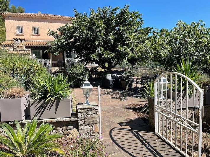 Location de vacances pour 10 personnes, avec jardin ainsi que vue et piscine à Belgentier - 3