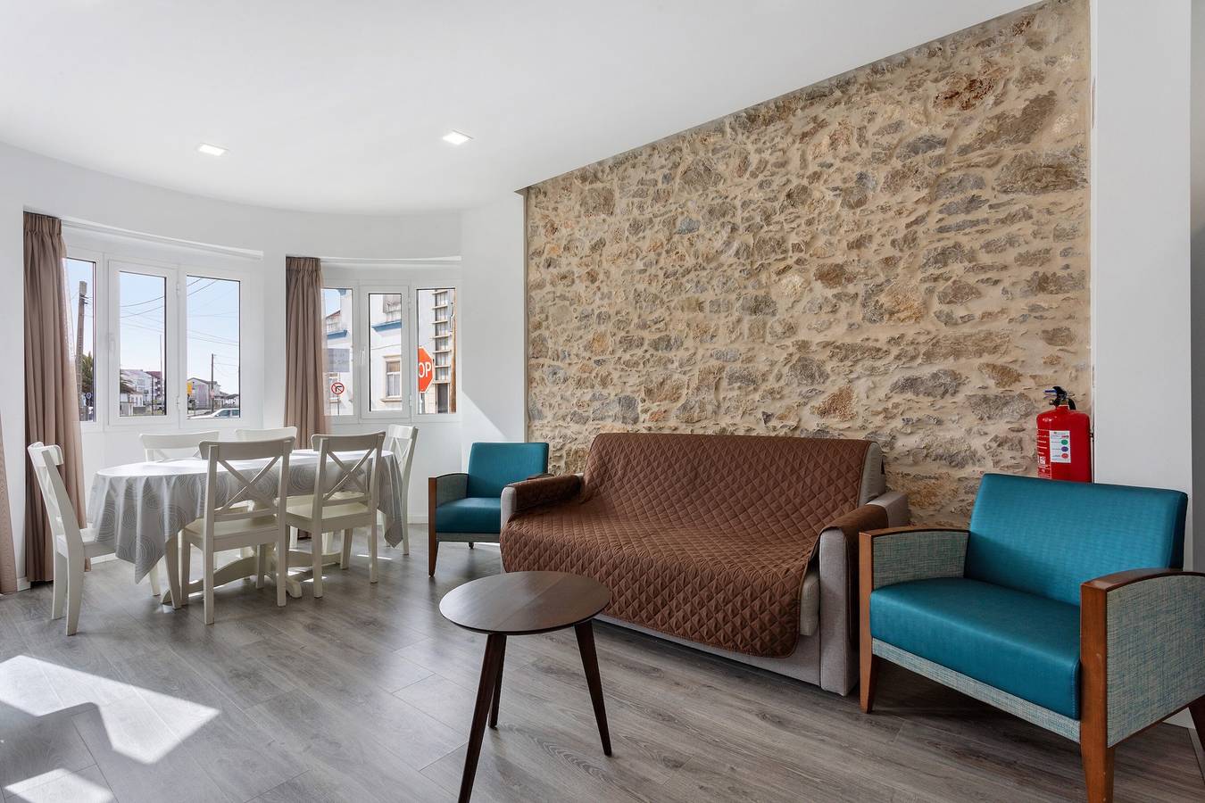 Apartamento inteiro, Apartamento 'Dos Terraços T3 Rc' com Varanda, Wi-Fi e Ar Condicionado in Praia de São Martinho do Porto, São Martinho do Porto