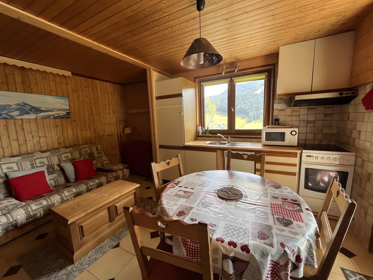 Geheel appartement, Appartement 'D'arnica' met uitzicht op de bergen, balkon en wifi in Morzine, Les Portes du Soleil