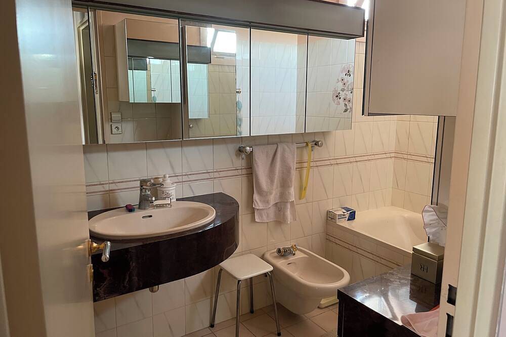 Entire apartment, Charming apartment Near Downtown Rueil. 20 minutes from La Défense, 45 minutes from Paris in Rueil-Malmaison, Hauts-de-Seine