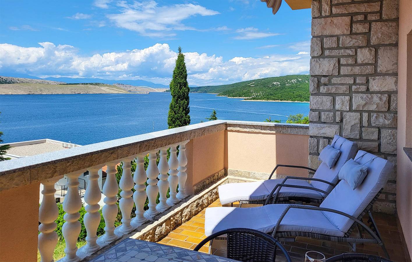 Ganze Ferienwohnung, Gemütliche Ferienwohnung am Meer mit Terrasse und Parkplatz, 2 km vom Strand Vodna entfernt in Jadranovo, Primorje-Gorski Kotar
