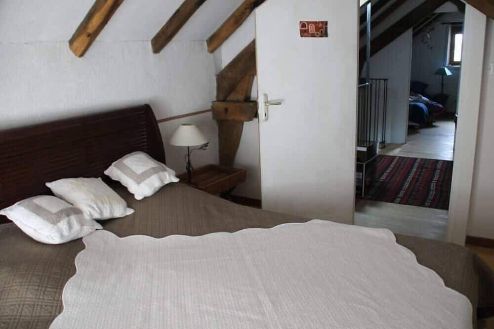 Une Sorcière sur le toit - Gîte** en Aveyron: Campagne et tranquillité absolue ! in Firmi, Aveyron