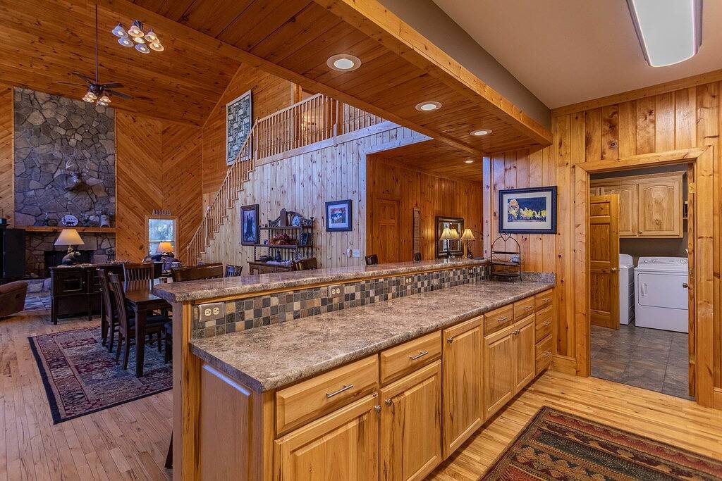 Stress Re-Leaf - Blowing Rock Cabin with great view, hot tub, pool table in Blue Ridge Parkway, Caldwell County