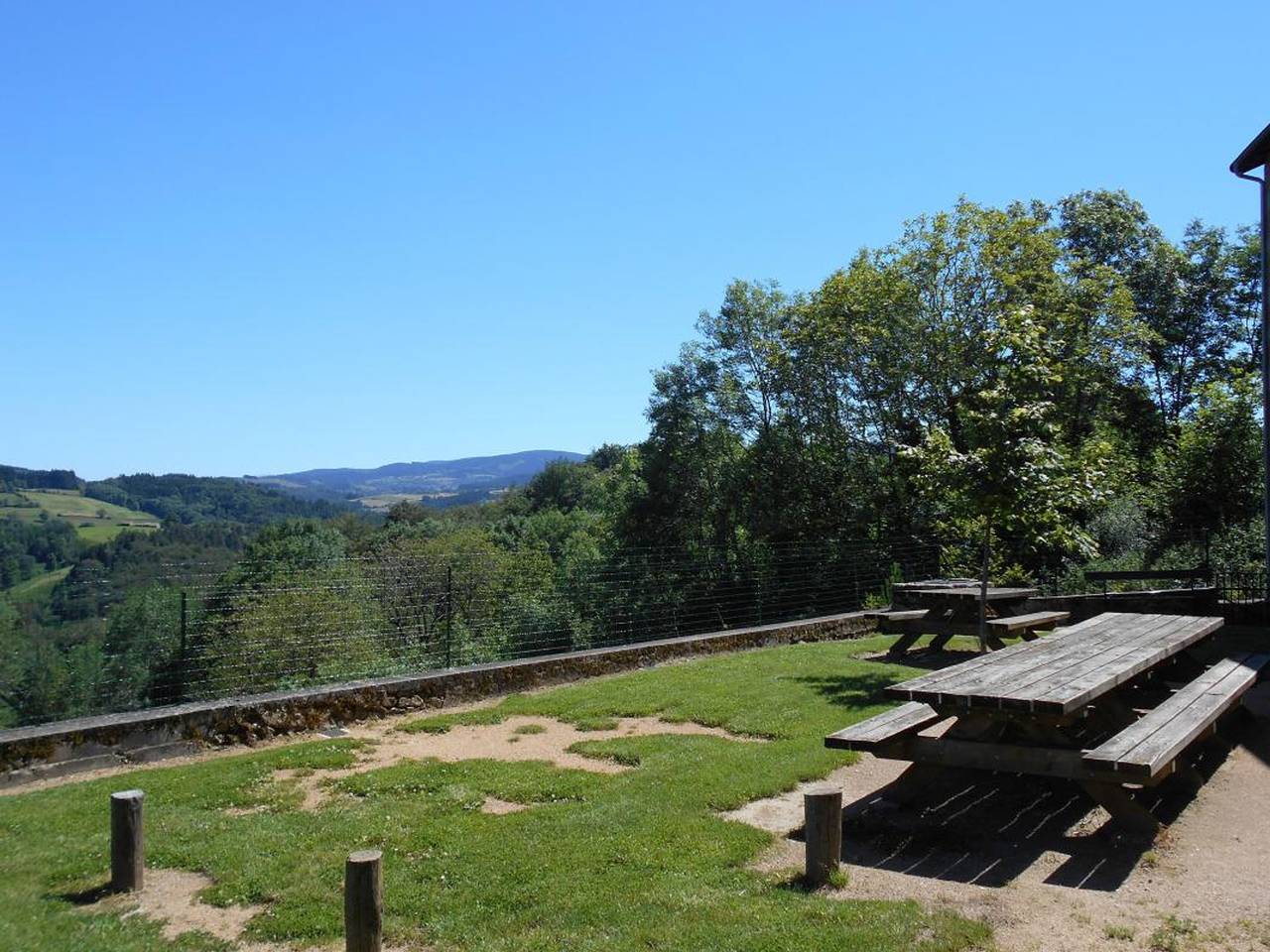 Retraite en Montagne Bourbonnaise: Gîte Convivial pour 14 Pers., Proche Loisirs et Nature in La Chabanne, Région de Vichy