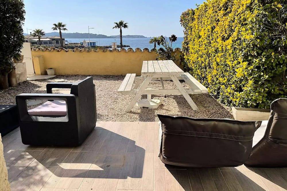 Appartement entier, Plage en face, pleine vue mer, port à pied, terrasse de 40 m2 in Le Brusc, Six-Fours-les-Plages