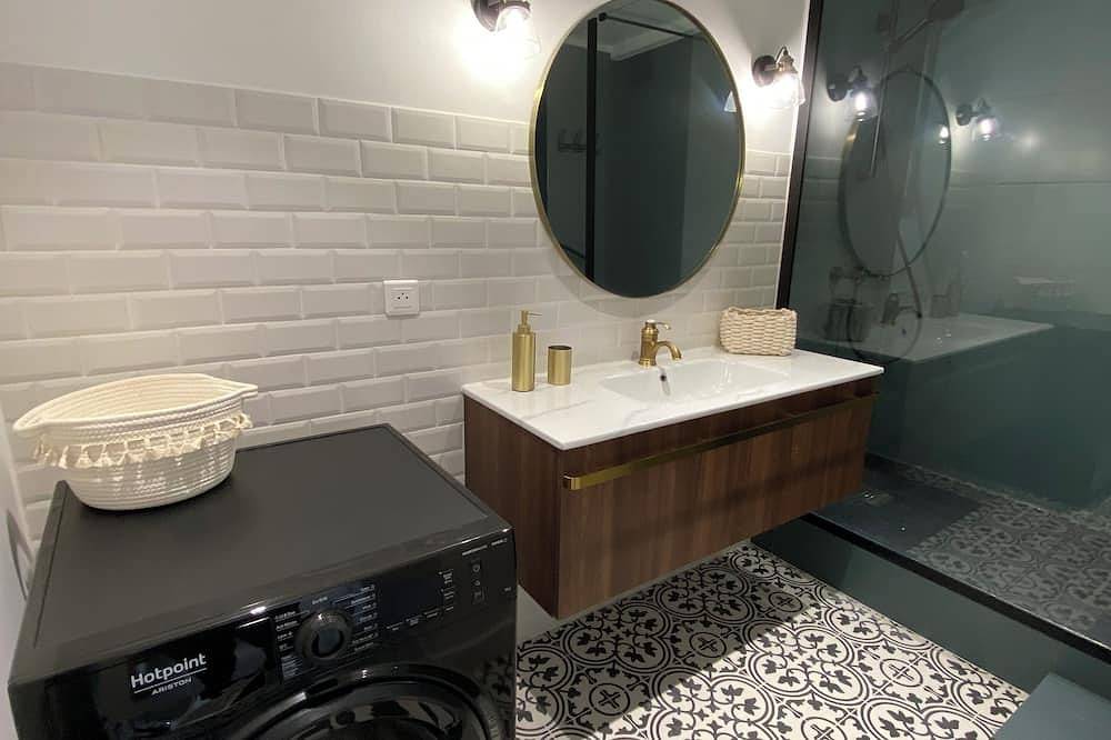 Appartement entier, Ajaccio magnifique t2 neuf 4p centre ville clim wifi parking privé bord de plage in Ajaccio, Golfe D'Ajaccio