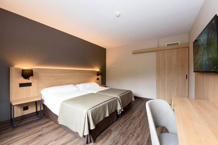 Hôtel pour 2 personnes, avec bassin pour enfant et piscine ainsi que jardin et jacuzzi à Benasque - 4