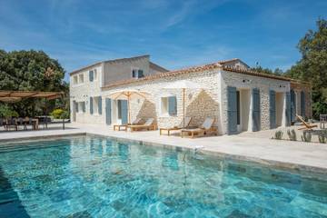 Location de vacances pour 15 personnes, avec piscine ainsi que terrasse et jardin à Bonnieux