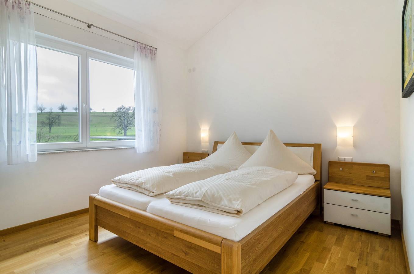 Ganze Wohnung, Lichtdurchflutete Ferienwohnung "Haus Buche" in der Nähe des Bodensees mit Wlan, Balkon und Garten; Parkplätze vorhanden in Hödingen, Überlingen
